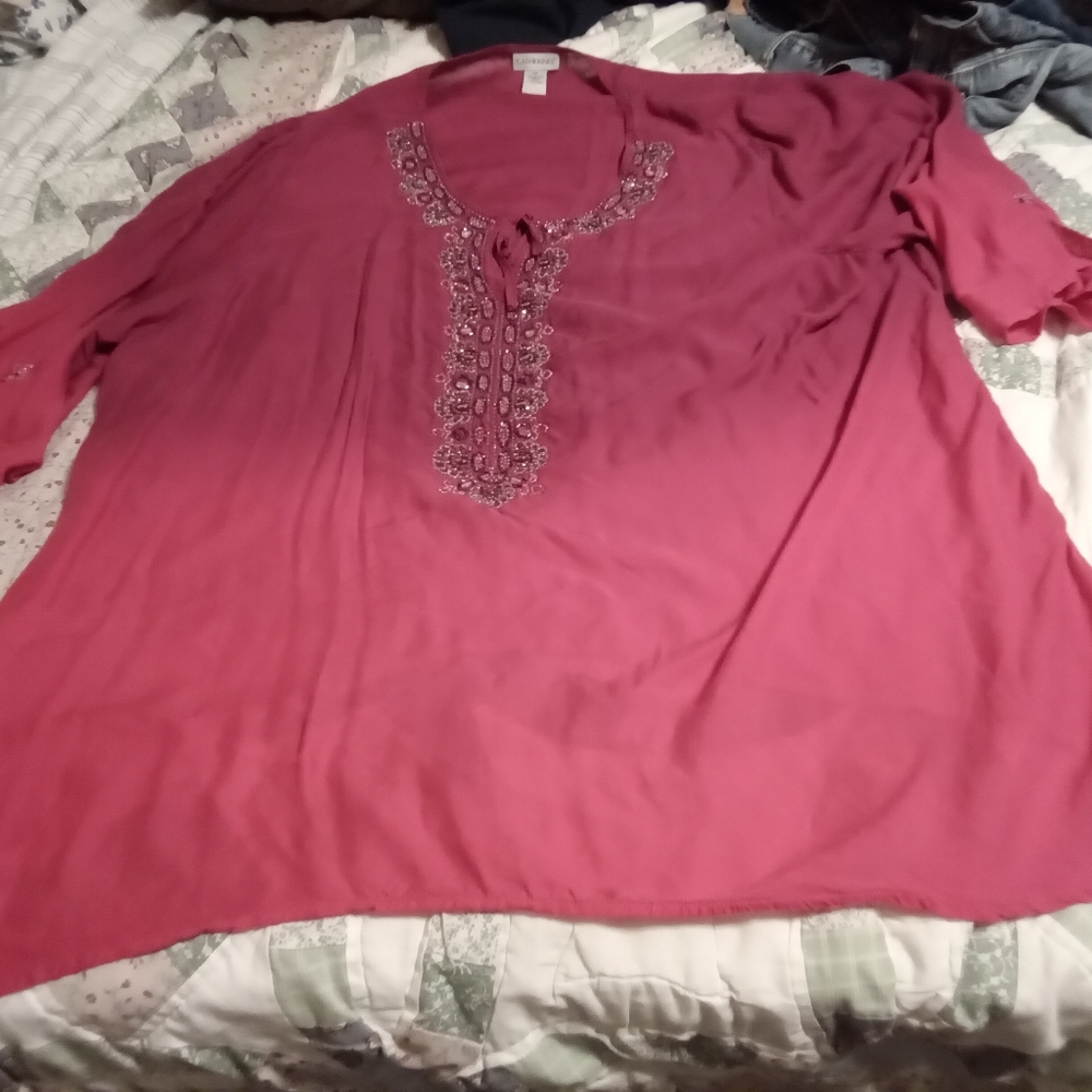 Catherines 4x Top women's magenta color with rhinestone accent v neck